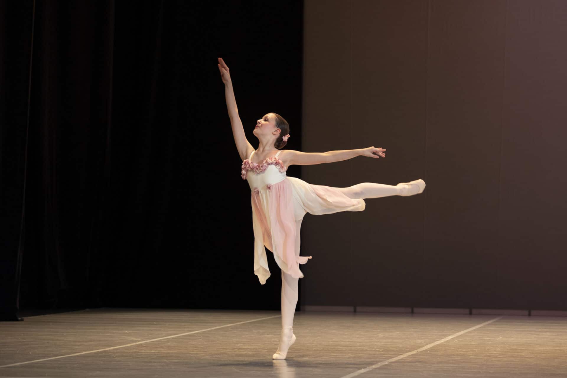 Baletno tekmovanje BALTEK že desetletja ostaja najvišja državna referenca, prostor, kjer se oblikujejo samozavest, odrska zrelost in občutek pripadnosti baletni skupnosti!