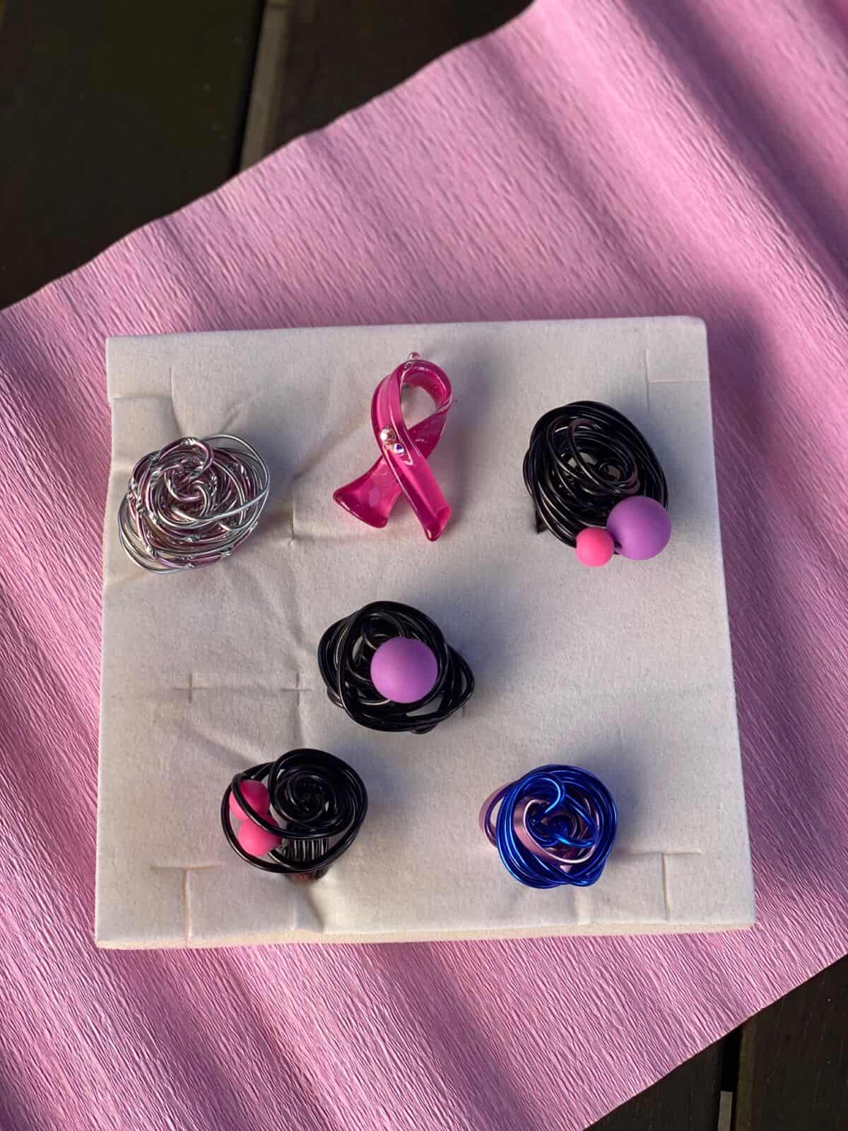 Glasuj za naj pink plesalca/plesalko in si pripleši unikaten kos nakita MonyDesign!